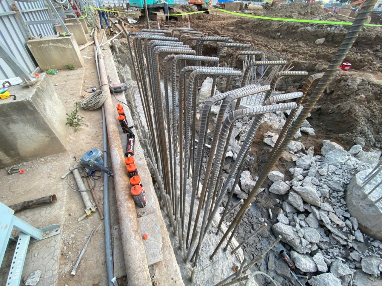 Ứng dụng thực tế của Keo Ramset Epcon G5 trong khoan cấy thép